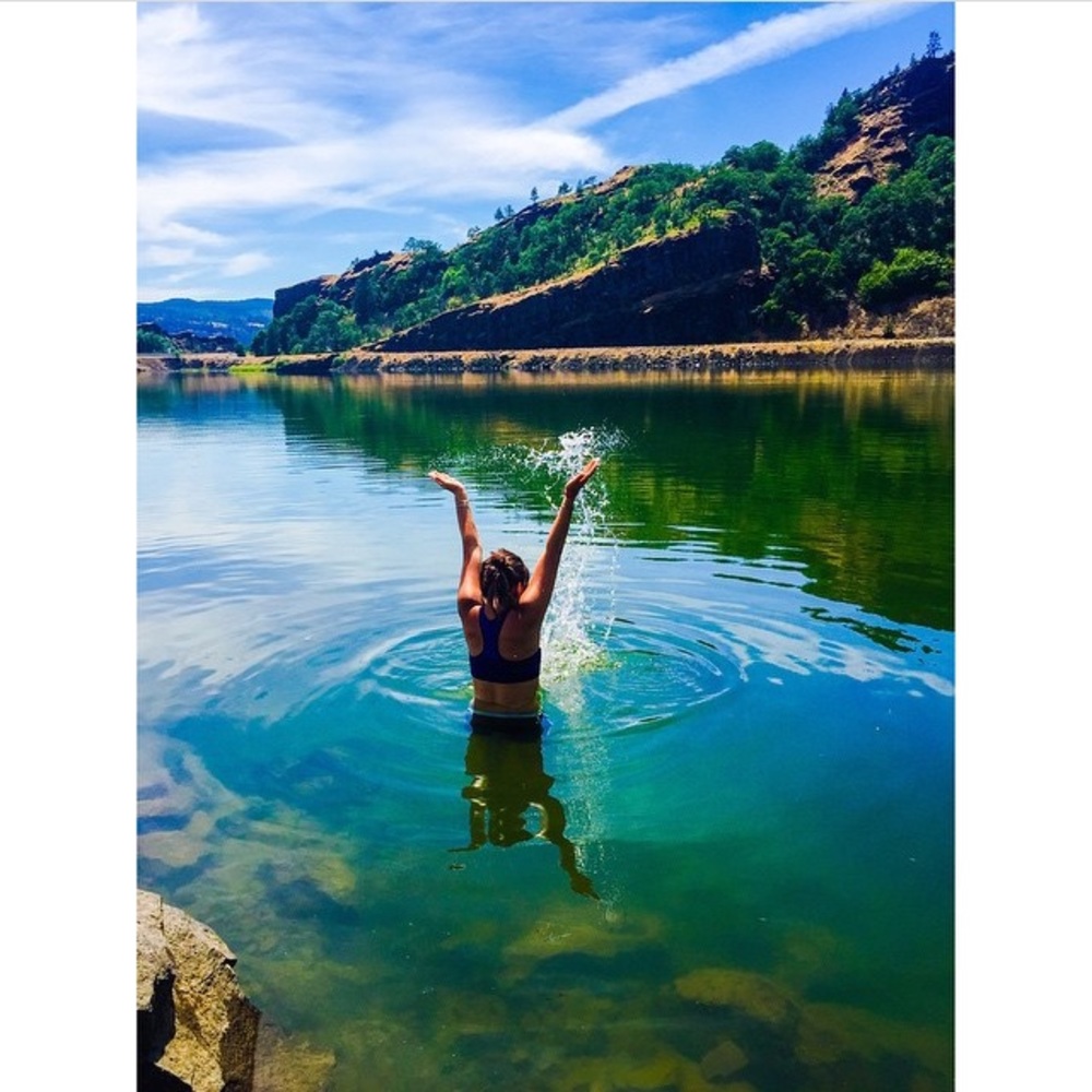 Welcome! Please read for info about my closet 🐝